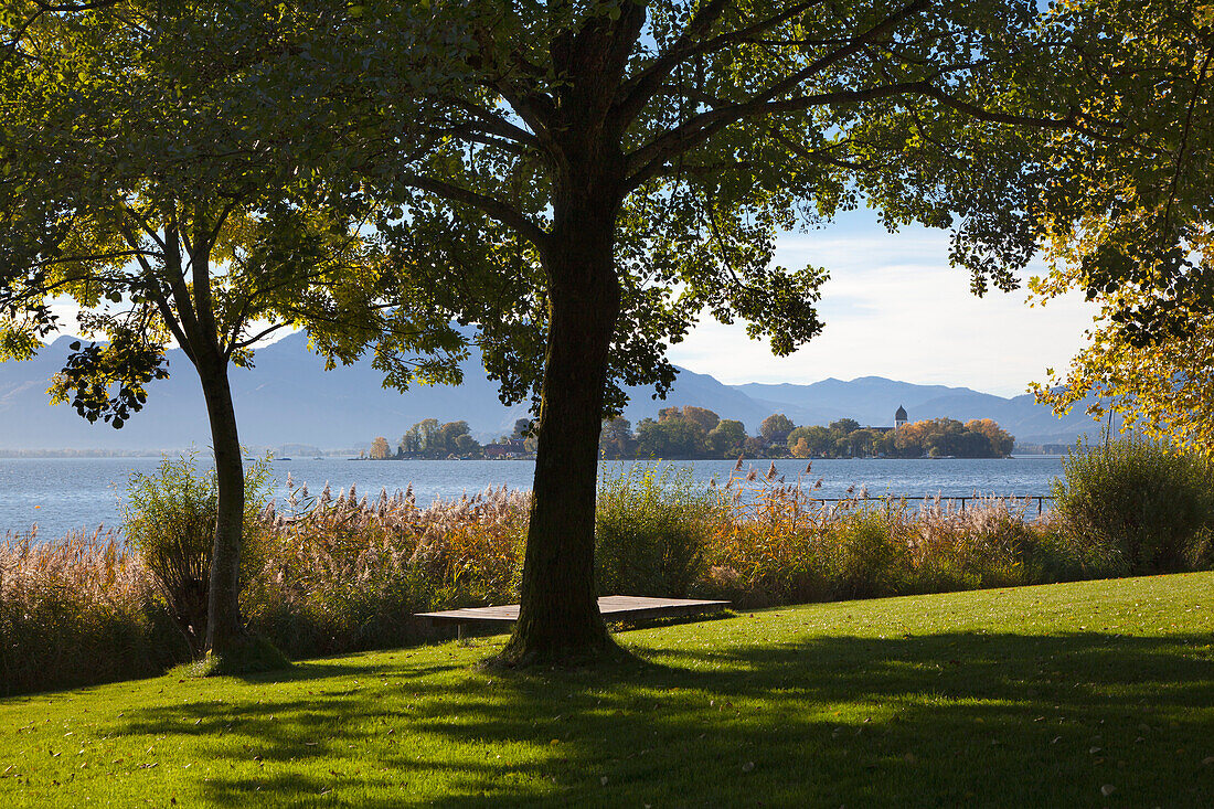 Blick über den Chiemsee zur Fraueninsel, bei Gstadt, Chiemsee, Chiemgau, Bayern, Deutschland