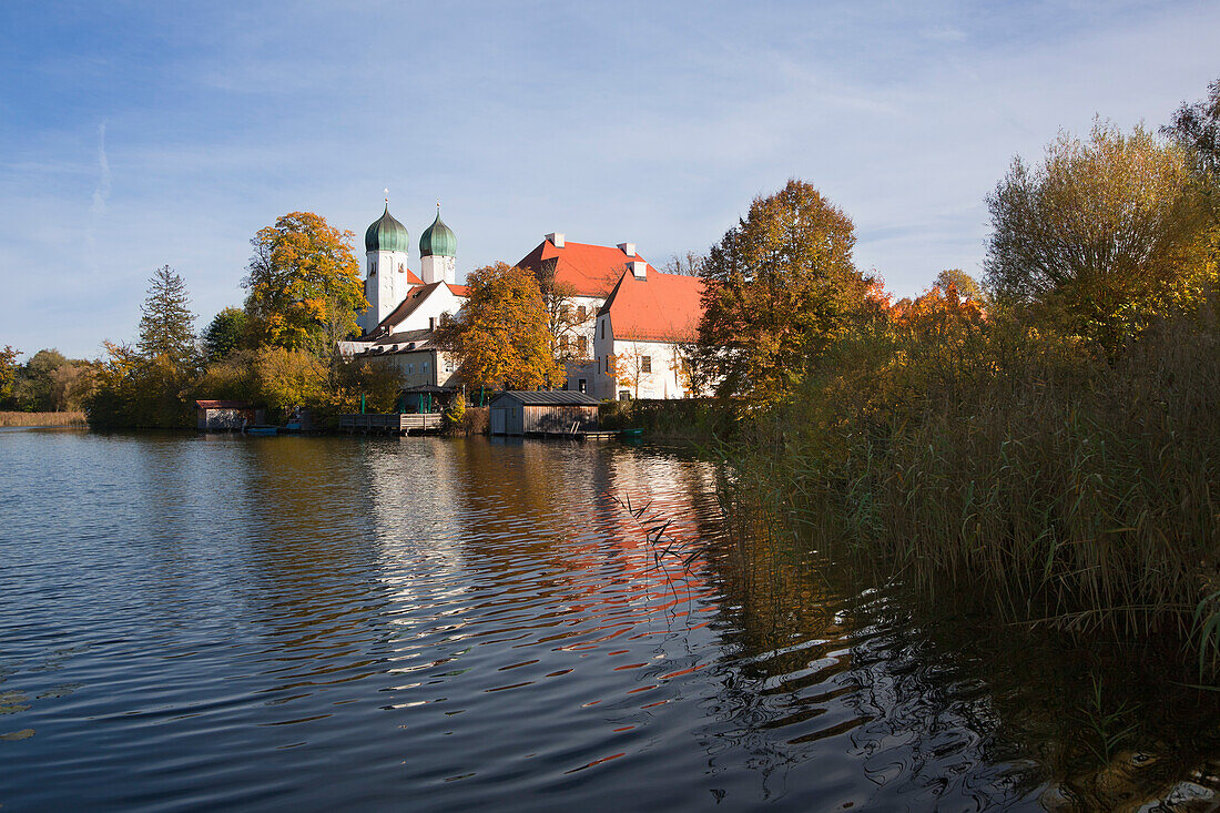 Blick über den Klostersee zum Kloster Seeon, Chiemgau, Bayern, Deutschland