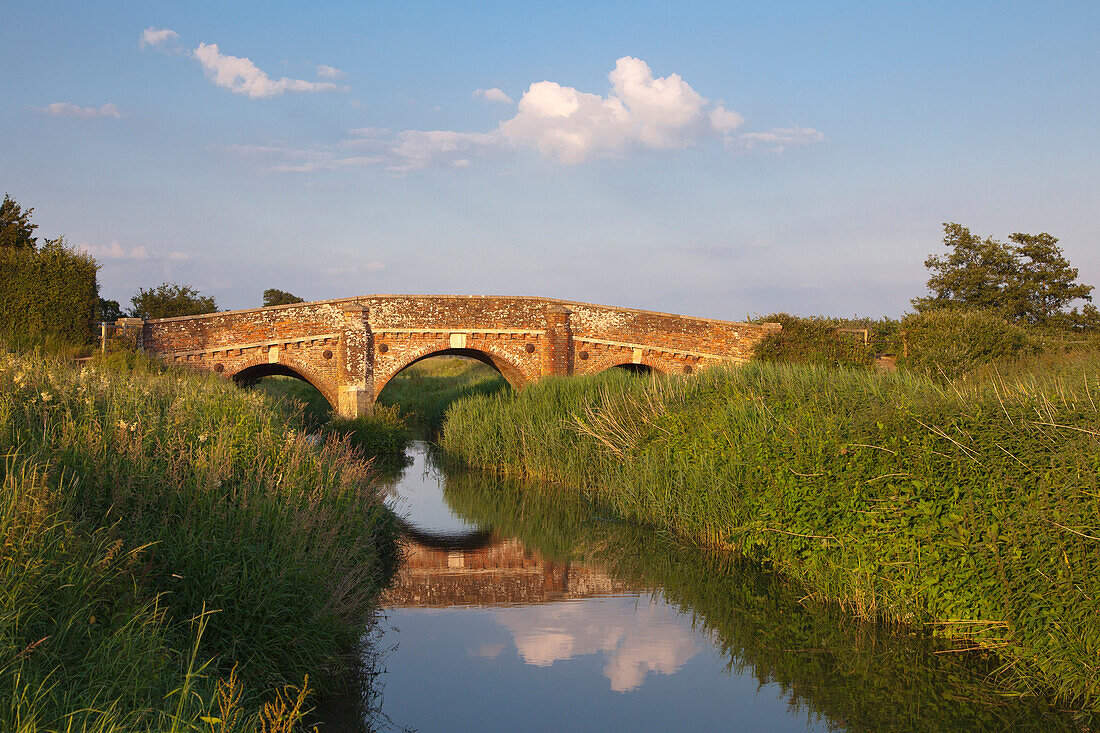 Brücke über den River Rother am Bodiam Castle, East Sussex, Großbritannien