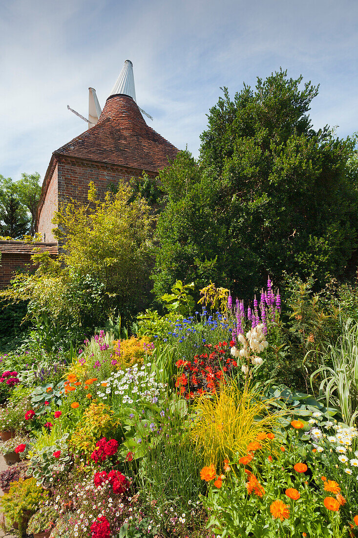 Wall Garden mit Ouast House, Great Dixter Gardens, Northiam, East Sussex, Großbritannien