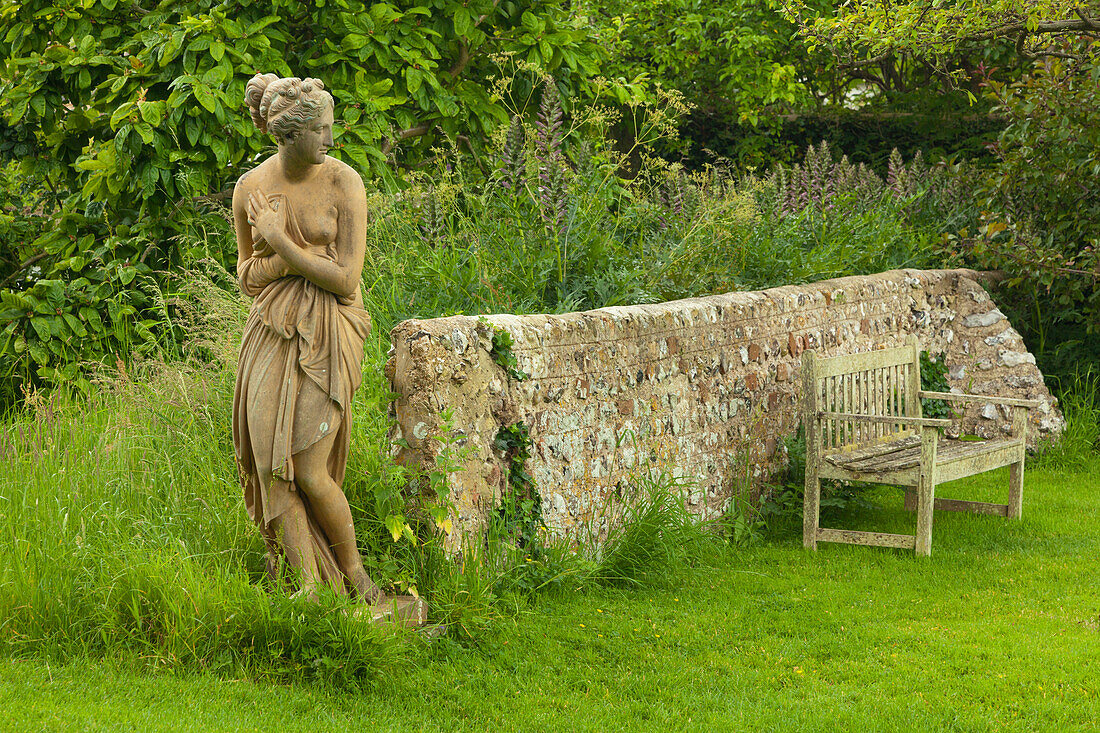 Statue im Garten, Monk's House, Haus der Schriftstellerin Virginia Woolf, Rodmell, East Sussex, Großbritannien