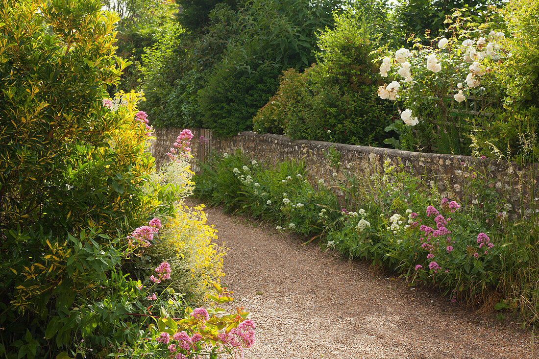 Blumenschmuck an einem Haus, Rodmell, East Sussex, Großbritannien