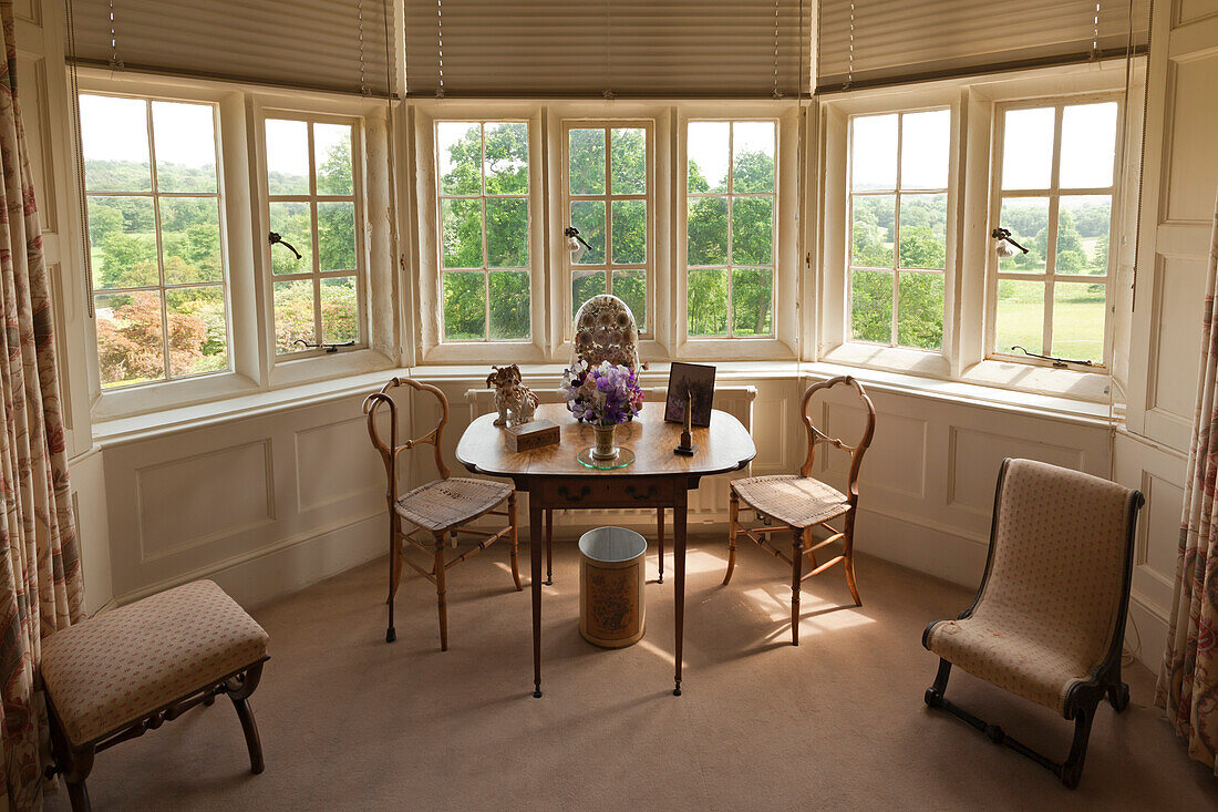 Blick aus einem Erker im Herrenhaus in den Park, Scotney Castle, Kent, Großbritannien