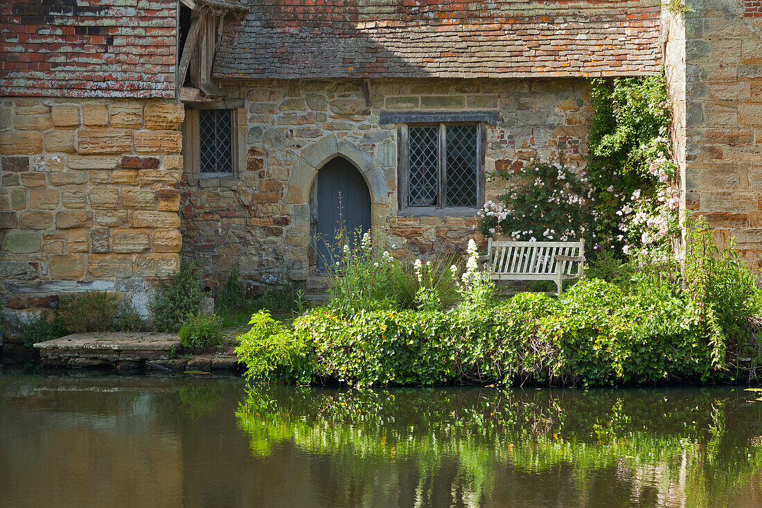 Kleine Terrasse an der Wasserburg, Scotney Castle, Lamberhurst, Kent, Großbritannien