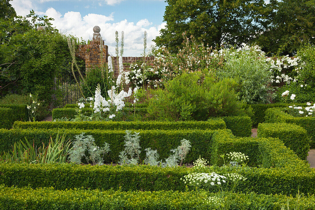 White Garden, Sissinghurst Castle Gardens, Kent, Großbritannien