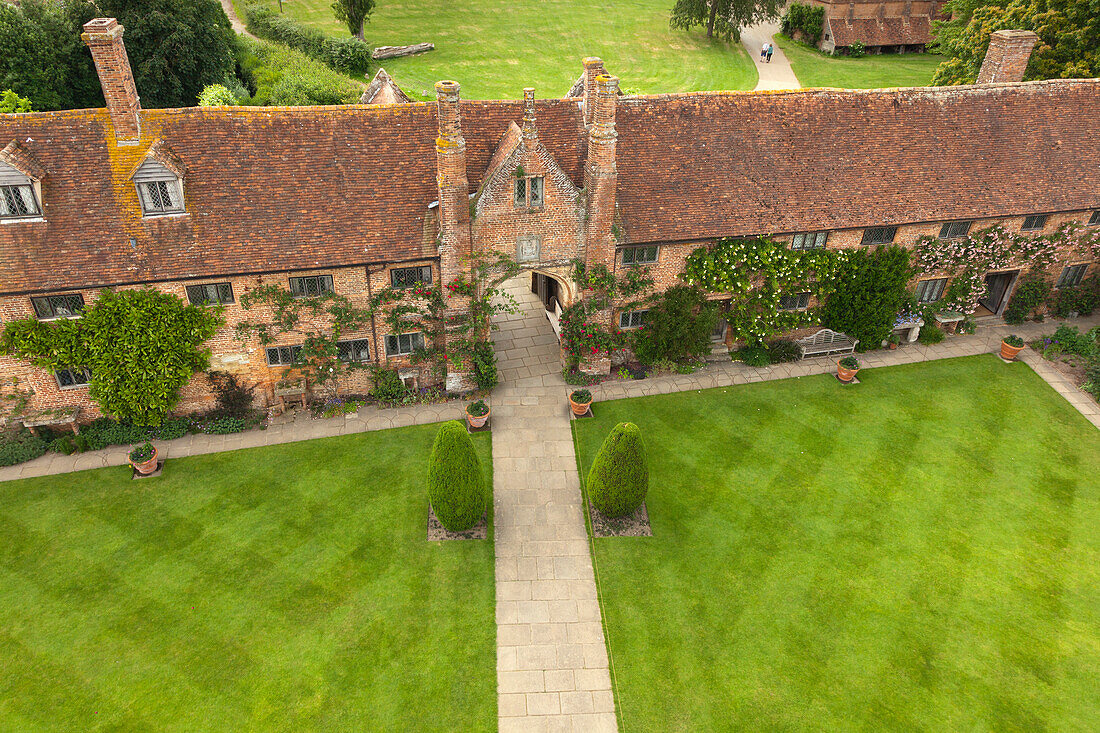 Blick vom Turm auf den Top Courtyard, Sissinghurst Castle Gardens, Kent, Großbritannien