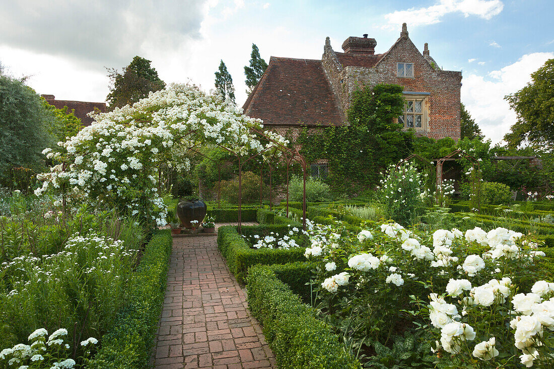 White Garden mit Priest's House, Sissinghurst Castle Gardens, Kent, Großbritannien