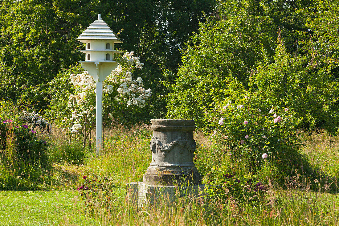 Taubenhaus und griechischer Altar im Orchard Garden, Sissinghurst Castle Gardens, Kent, Großbritannien