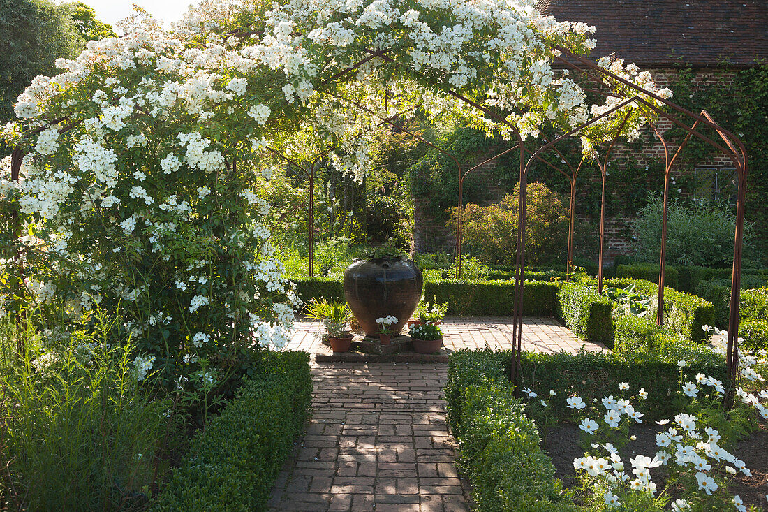 White Garden, Sissinghurst Castle Gardens, Kent, Großbritannien