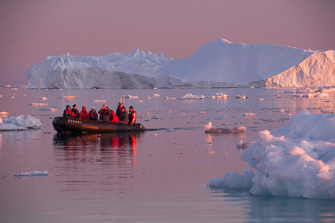 Touristen bei einem Ausflug im Zodiac Schlauchboot von Kreuzfahrtschiff MS Europa im Ilulissat-Eisfjord, Ilulissat, Kommune Qaasuitsup, Grönland
