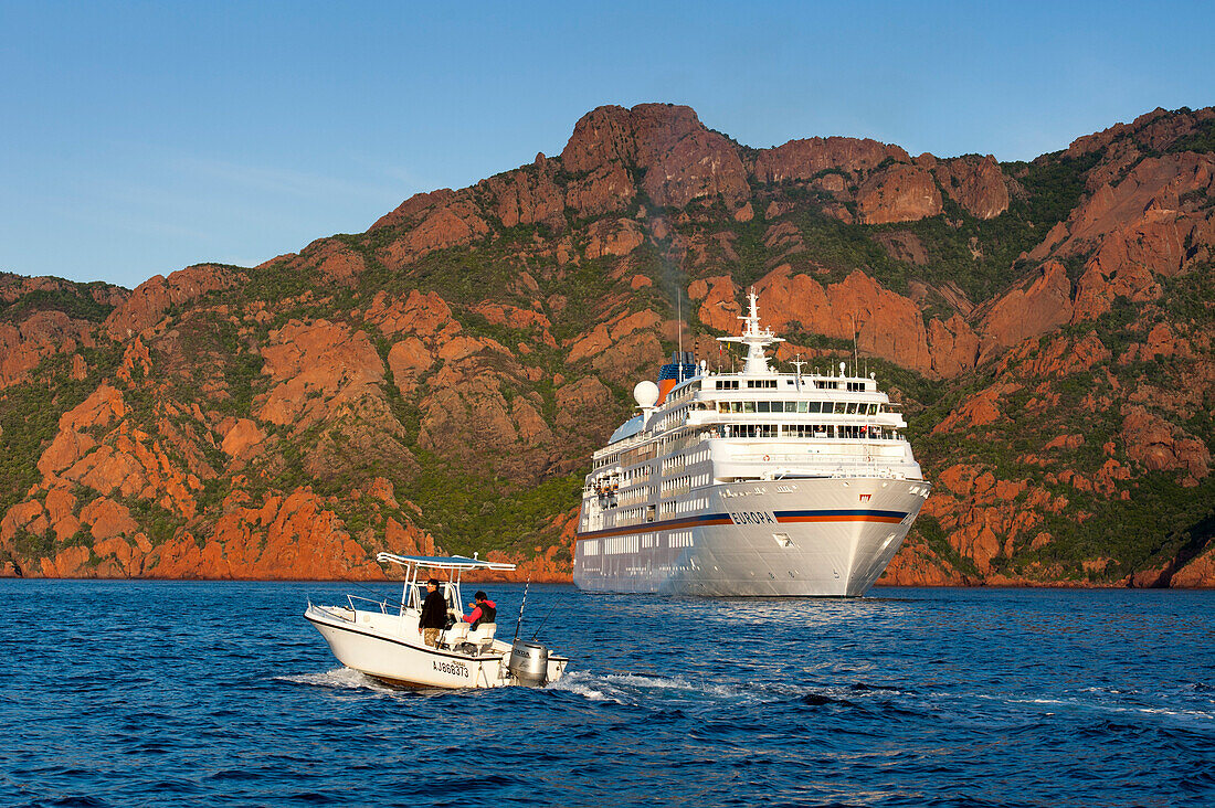 Sportboot mit Anglern vor Kreuzfahrtschiff MS Europa, Golf von Girolata, Korsika