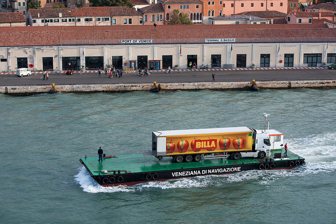 Lastwagen auf einem Lastkahn im Canale della Giudecca, Venedig, Venetien, Italien