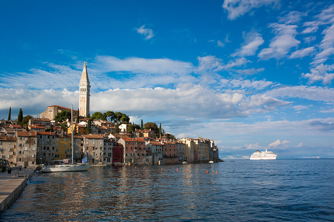 Altstadt mit Kirche Sv. Eufemija, Kreuzfahrtschiff im Hintergrund, Rovinj, Istrien, Kroatien