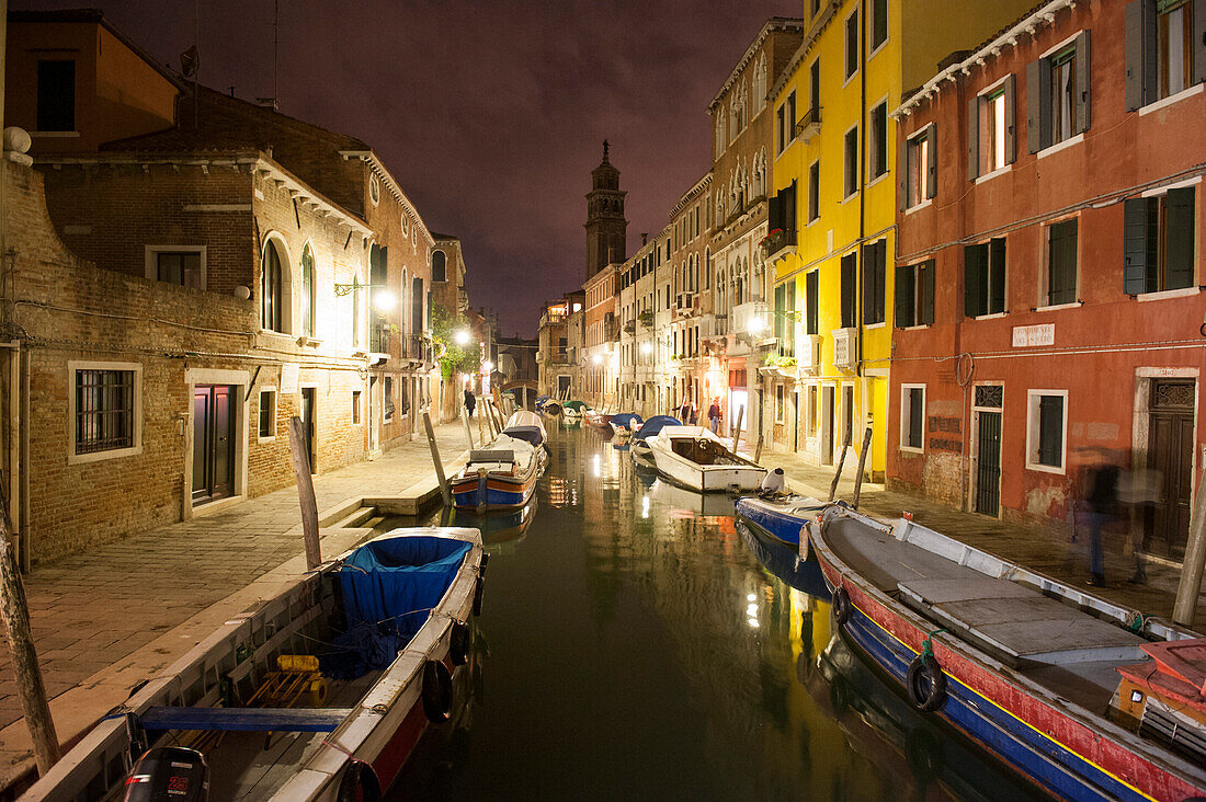 Boote an einem Kanal bei Nacht, Venedig, Venetien, Italien