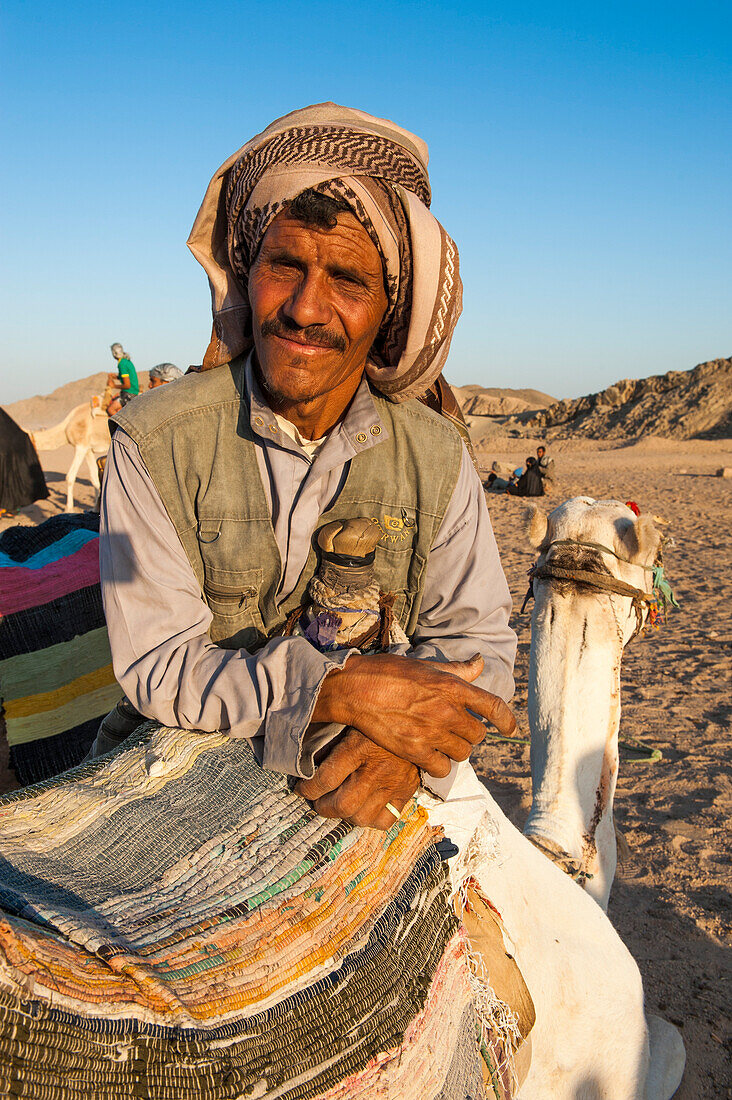 Kamelführer in einem Beduinendorf in der Arabischen Wüste, Hurghada, Al-Bahr al-ahmar, Ägypten