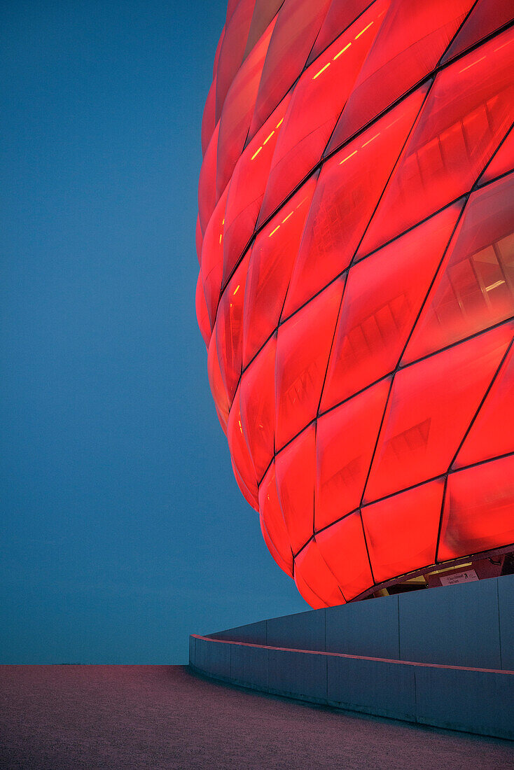 Allianz Arena bei Nacht, rote Beleuchtung, Fußball Stadion FC Bayern München, München, Bayern, Deutschland, Architekt Herzog und De Meuron