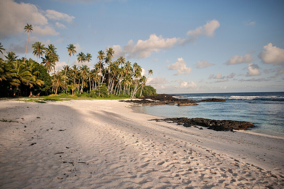 Beach where the movie Return to Paradise was filmed, white sand and clear blue water, around Apia, Upolu, Western Samoa, Southern Pacific Islands