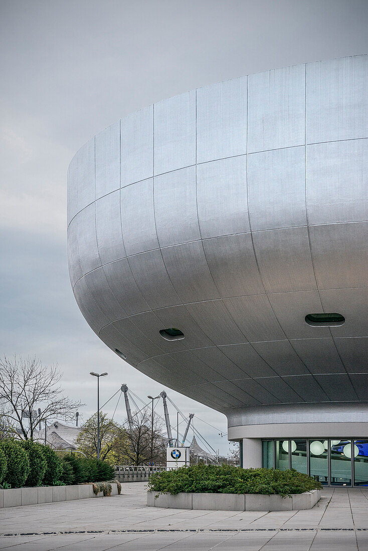 Architektur BMW Museum mit Blick auf Olympia Stadion, Olympiapark, München, Bayern, Deutschland, Architekt Coop Himmelblau