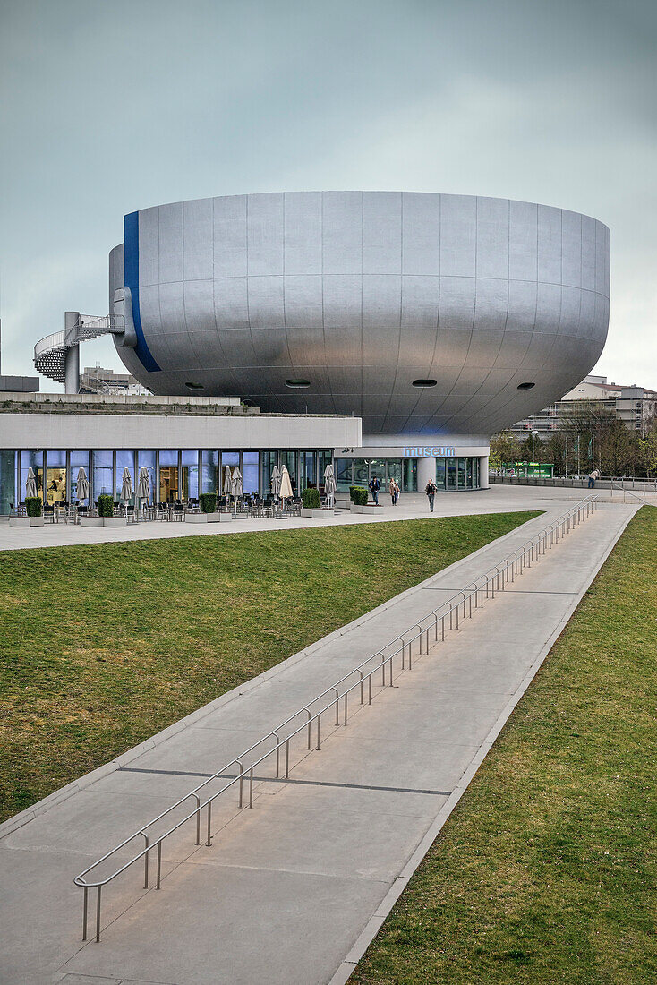 Architektur BMW Museum, Olympiapark, München, Bayern, Deutschland, Architekt Coop Himmelblau