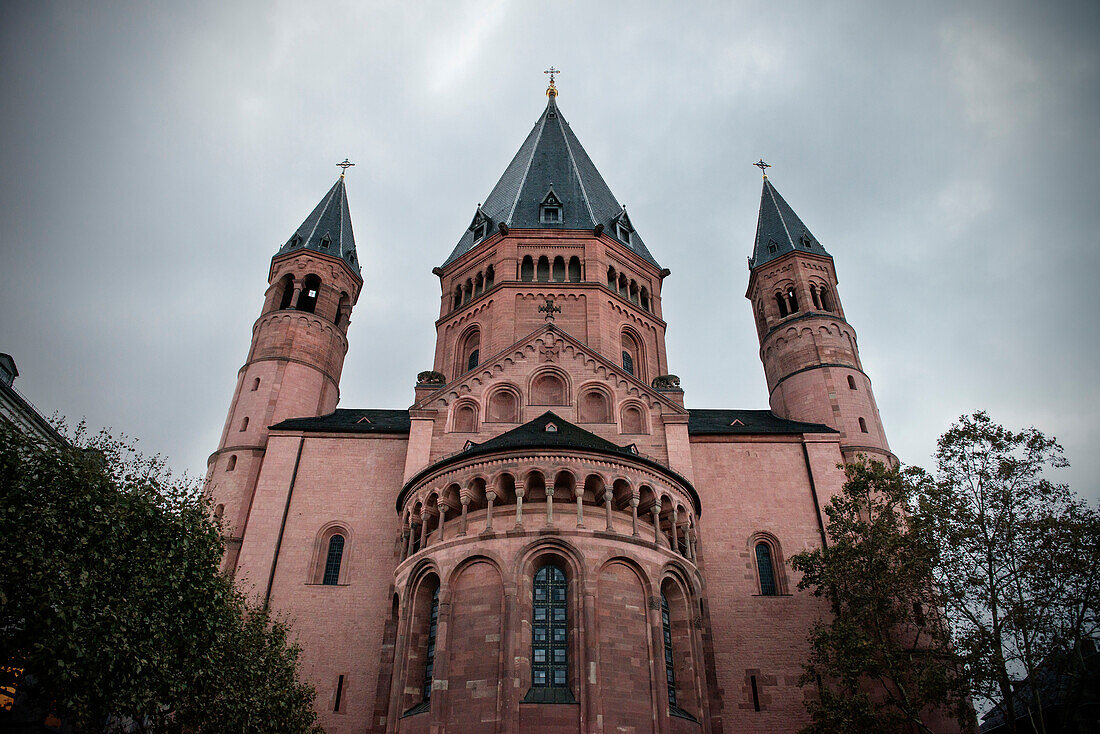 Der Dom zu Mainz in Dämmerung in symmetrischer Ansicht, Landeshauptstadt Rheinland-Pfalz, Deutschland