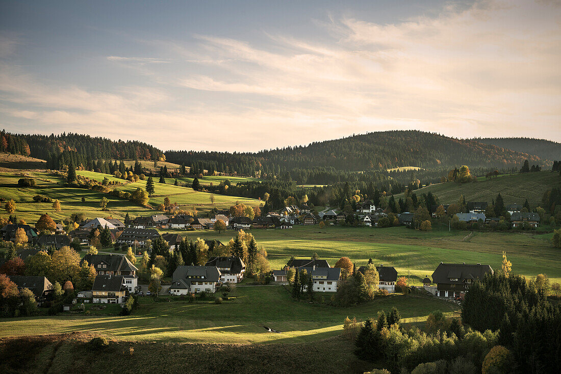 Blick auf Dorf nahe Bernau im Schwarzwald, Baden-Württemberg, Deutschland