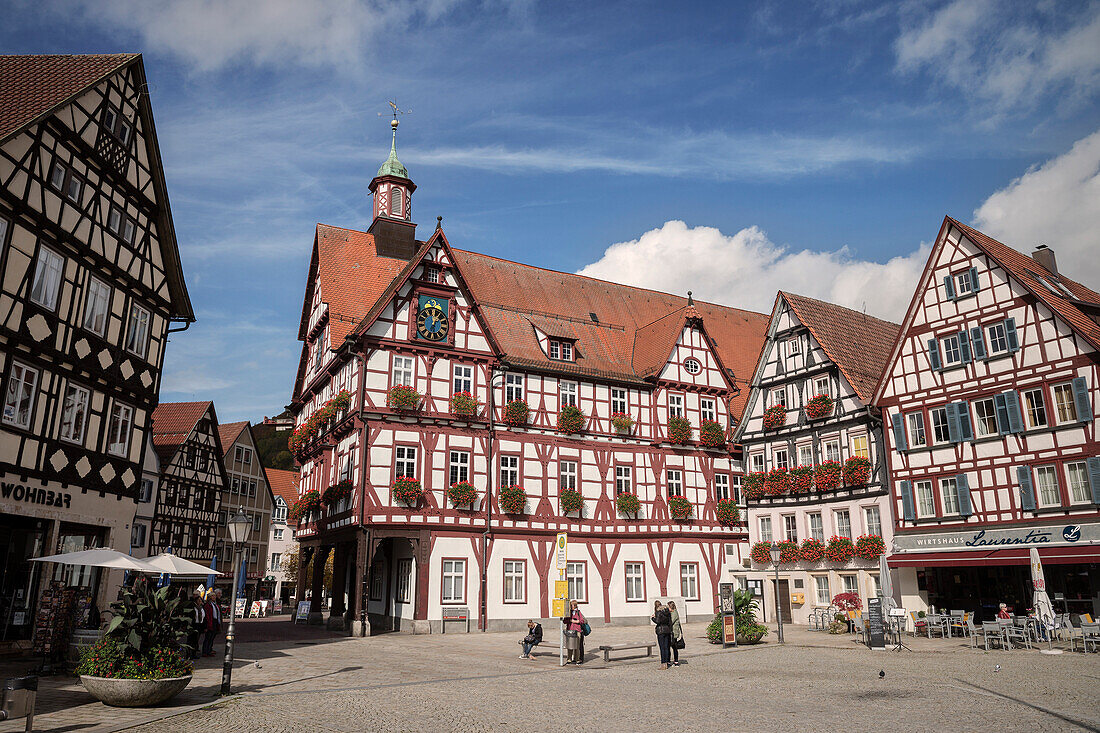 Fachwerkhäuser am Marktplatz mit Rathaus, Bad Urach, Schwäbische Alb, Baden-Württemberg, Deutschland