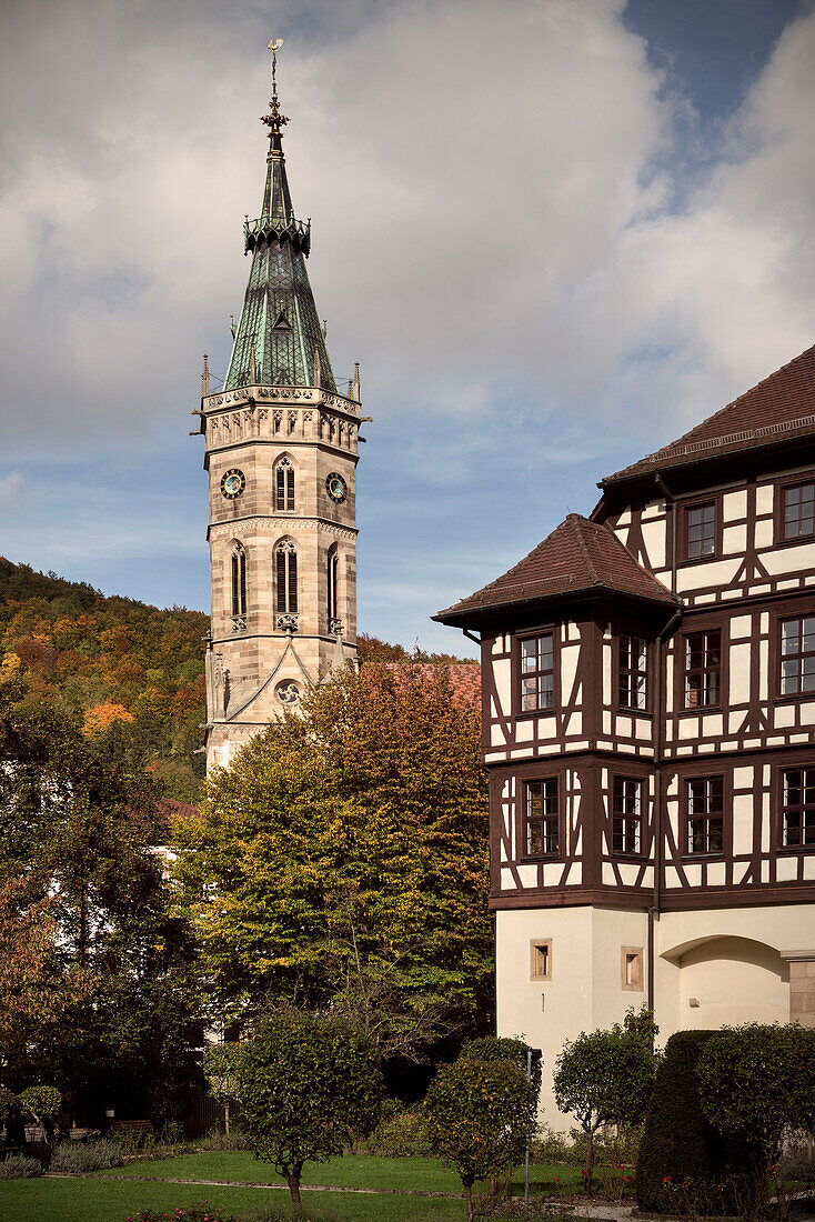 Kirchturm der Stiftskirche St Amandus und Residenzschloss in Bad Urach, Schwäbische Alb, Baden-Württemberg, Deutschland