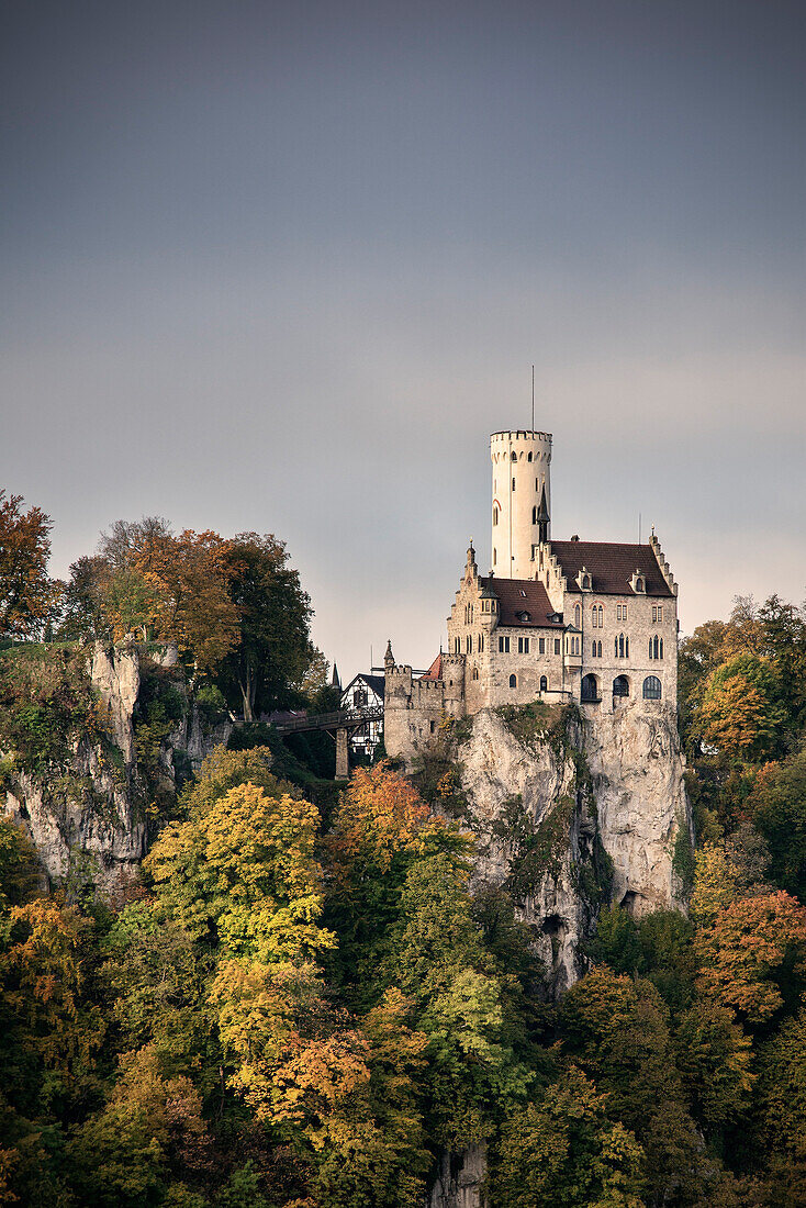 Blick auf Schloss Lichtenstein im Herbst, Schwäbische Alb, Baden-Württemberg, Deutschland