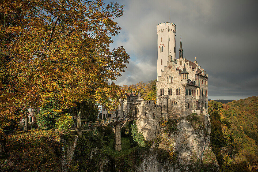 typischer Blick auf Schloss Lichtenstein im Herbst, Schwäbische Alb, Baden-Württemberg, Deutschland