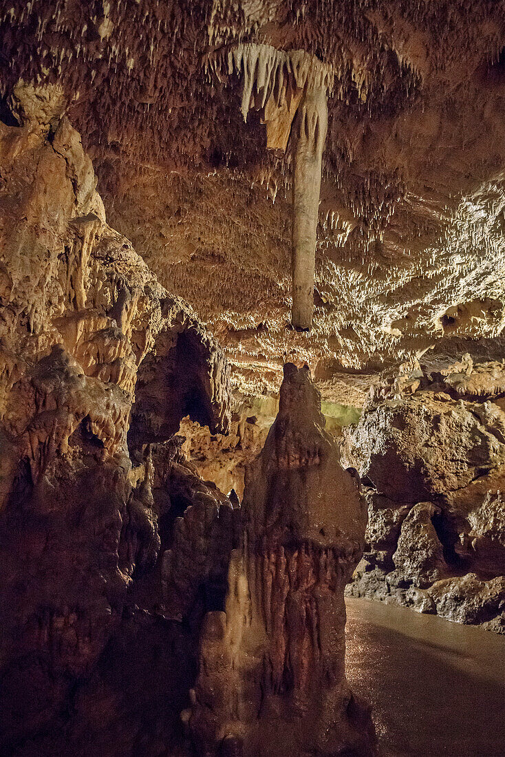 riesige Tropfsteine, Stalaktit und Stalagmit, in Karls- und Bärenhöhle, Sonnenbühl, Schwäbische Alb, Baden-Württemberg, Deutschland