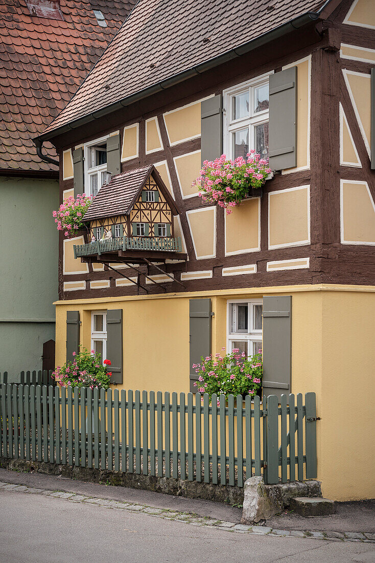 schön restauriertes gelbes Fachwerkhaus mit Miniatur Vorbau, Dinkelsbühl, Franken, Bayern, Deutschland