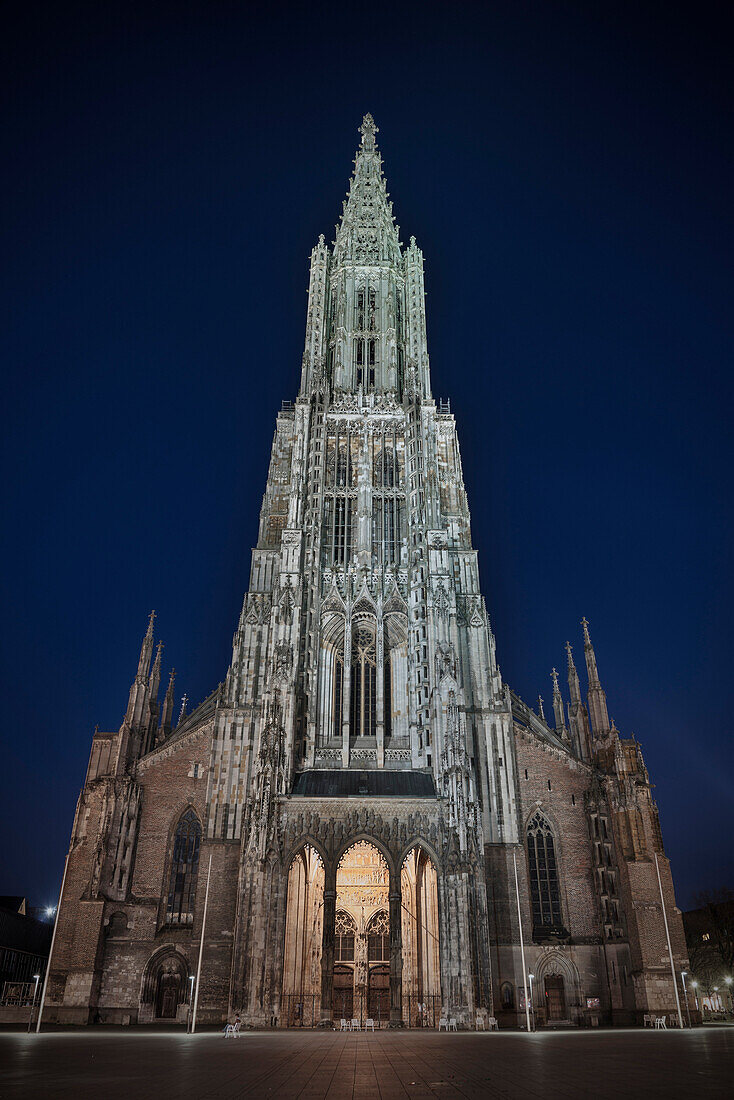symmetrische Fronalansicht des Ulmer Münster bei Nacht, Ulm, Schwäbische Alb, Baden-Württemberg, Deutschland