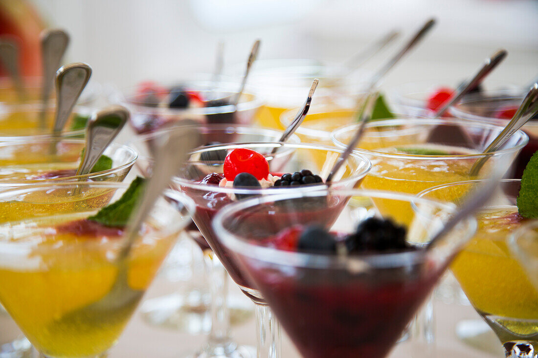 Gläser mit Nachtisch auf Buffet an Bord von Kreuzfahrtschiff MS Deutschland (Reederei Peter Deilmann), Atlantischer Ozean, nahe Frankreich, Europa