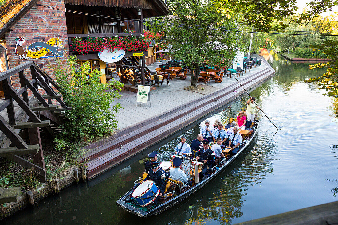 Fließ im Spreewald mit Touristenkahn, Restaurant zum fröhlichen Hecht, Lehde, UNESCO Biosphärenreservat, Brandenburg, Deutschland