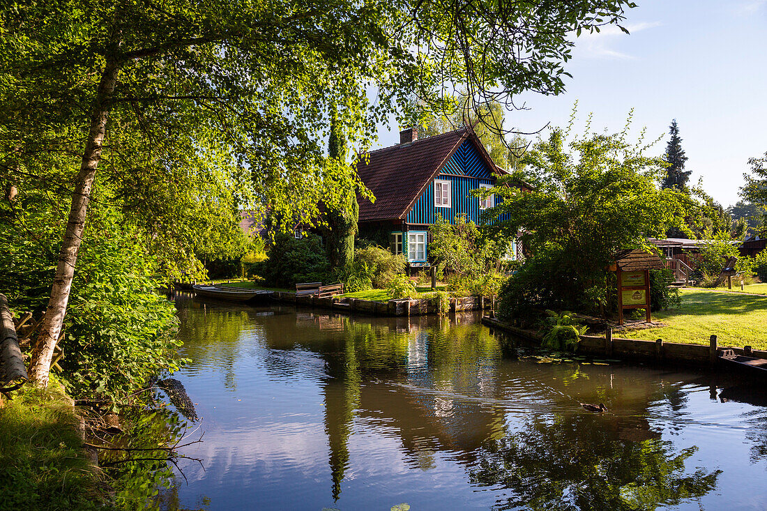 House on the banks of the river, Spreewald, UNESCO biosphere reserve, Brandenburg, Germany, Europe