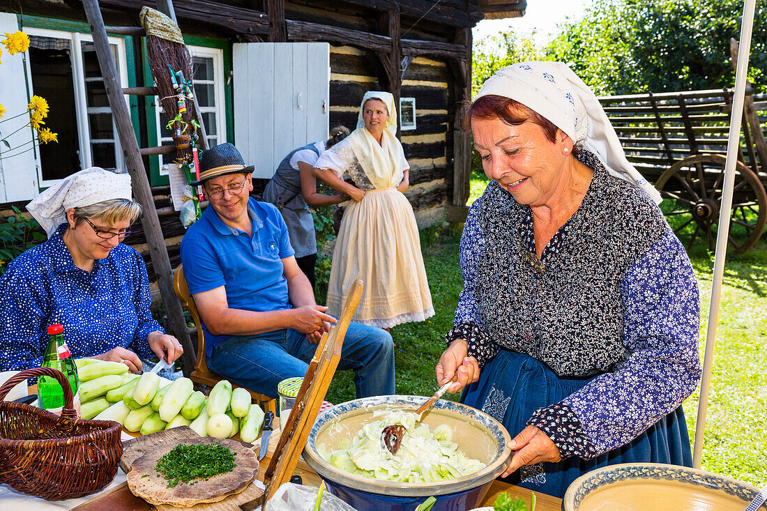 Köchin in Tracht im Freilandmuseum Lehde, Spreewald, UNESCO Biosphärenreservat, Lübbenau, Brandenburg, Deutschland