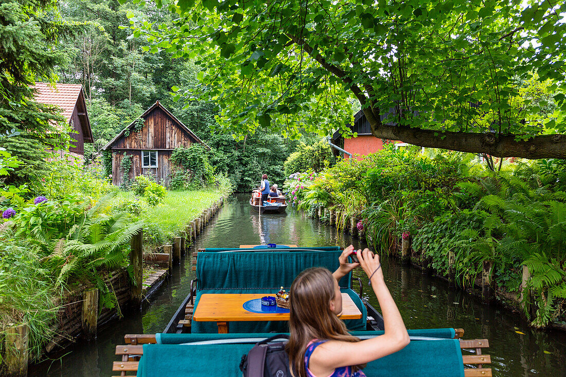 Fließ im Spreewald mit Touristenkahn, UNESCO Biosphärenreservat, Brandenburg, Deutschland