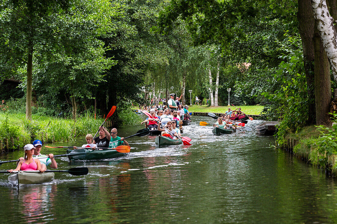 Kajakfahrer auf Fließ im Spreewald, UNESCO Biosphärenreservat, Brandenburg, Deutschland