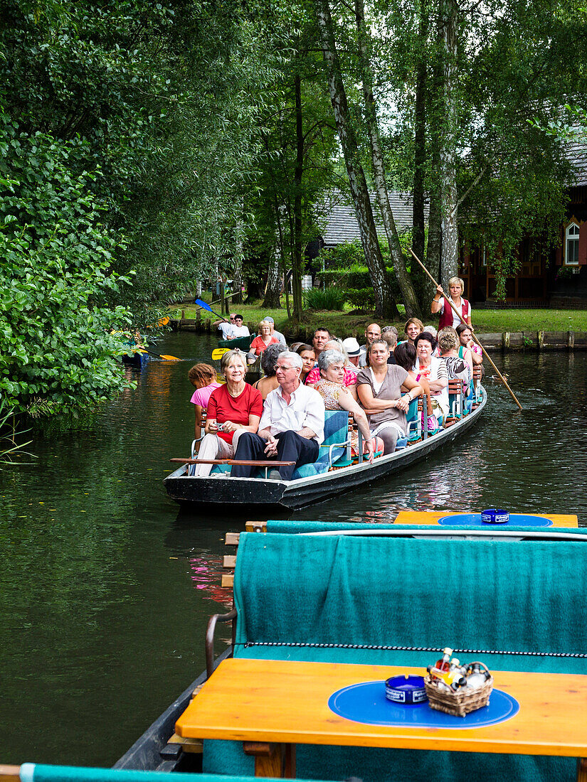 Fließ im Spreewald mit Touristenkahn, UNESCO Biosphärenreservat, Brandenburg, Deutschland