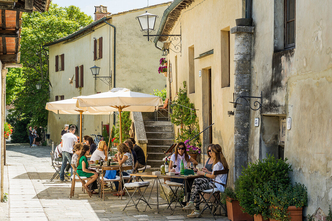 hot springs, Bagno Vignoni, near San Quirico d`Orcia, Val d`Orcia, province of Siena, Tuscany, Italy, UNESCO World Heritage