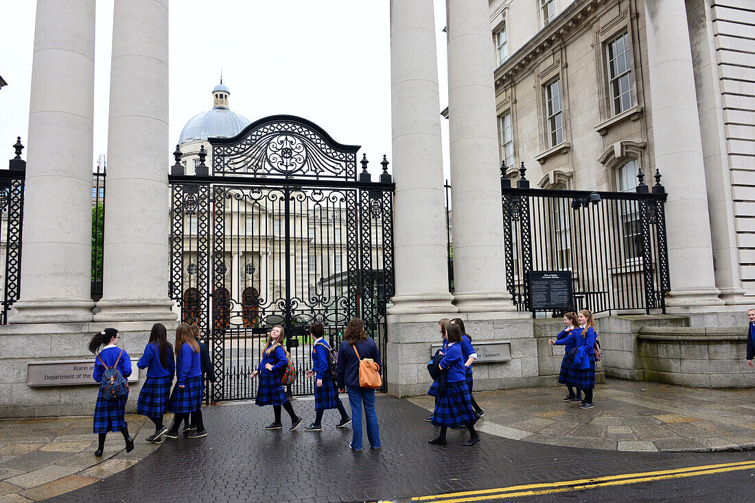 Schulkinder am Parlament, Dublin, Irland