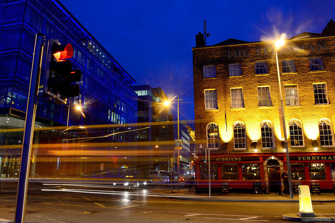 Pub am Liffey River, Docklands, Dublin, Irland