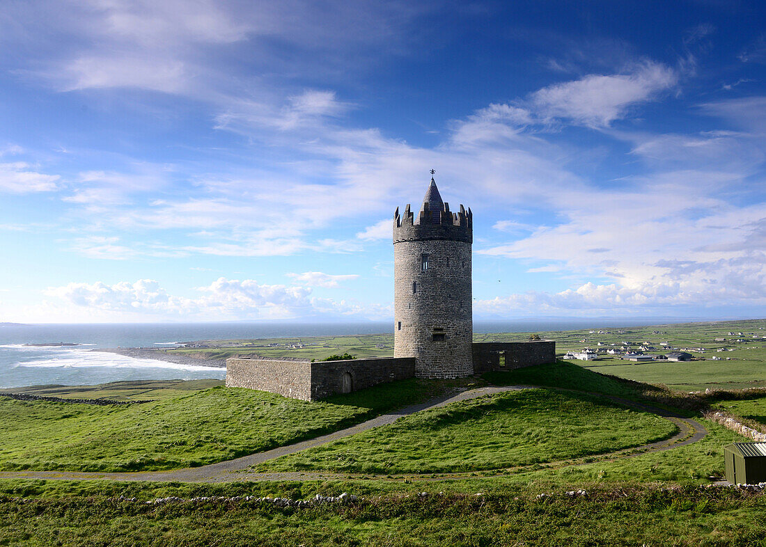 Doonagore Castle bei Doolin, Clare, Westküste, Irland