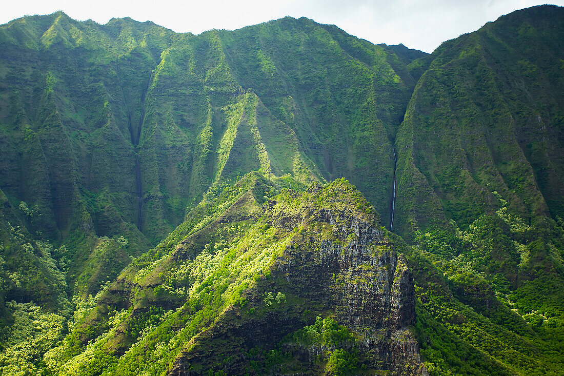 'Rugged landscape of mountains covered in trees;Hawaii united states of america'