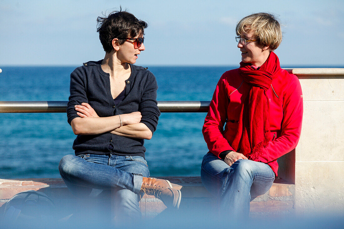 Zwei Frauen im Gespräch am Mittelmeer, Noto, Syrakus, Sizilien, Italien