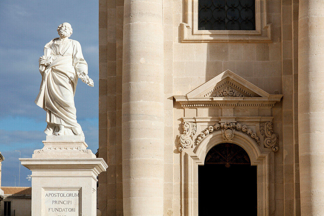 Petrusstatue, Kathedrale Santa Maria delle Colonne, Piazza del Duomo, Ortygia, Syrakus, Sizilien, Italien