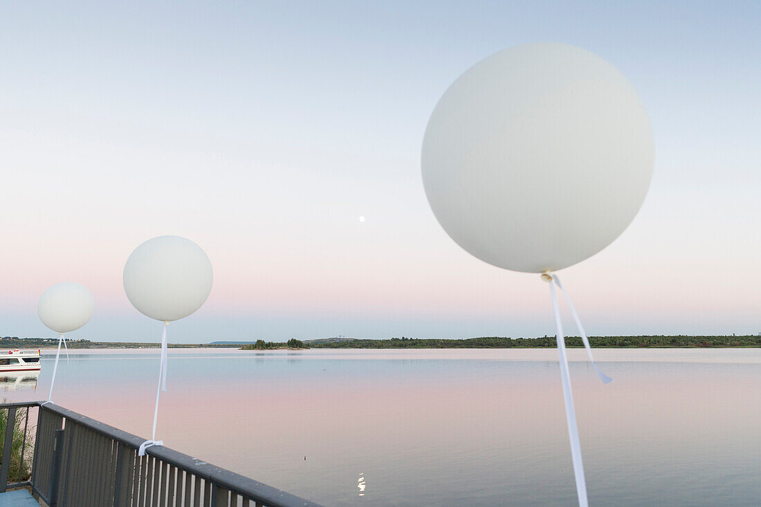 Luftballons an einem Terrassengeländer am Markkleeberger See, Markkleeberg, Sachsen, Deutschland