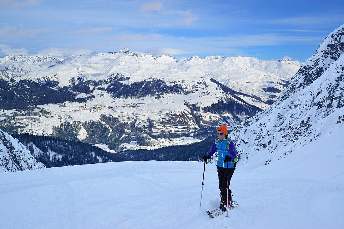 Frau auf Skitour steigt zum Piz Zuort auf, Piz Zuort, Sesvennagruppe, Engadin, Graubünden, Schweiz