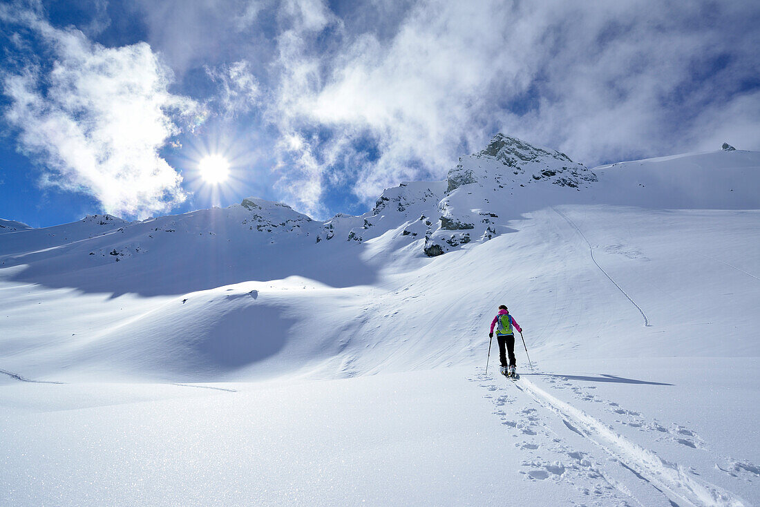 Frau auf Skitour steigt zum Piz Laschadurella auf, Sesvennagruppe, Engadin, Graubünden, Schweiz