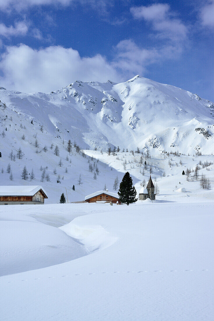 Almgebäude und Kapelle vor Pfaffennock, Obere Gögealm, Fünfte Hornspitze, Ahrntal, Zillertaler Alpen, Südtirol, Italien